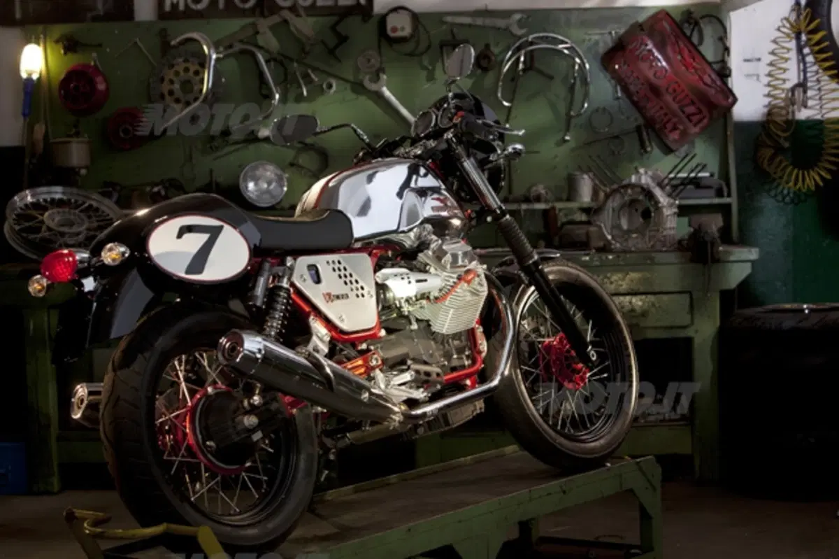 Aprilia Dorsoduro 1200 e Moto Guzzi V7 Racer. I video (11)