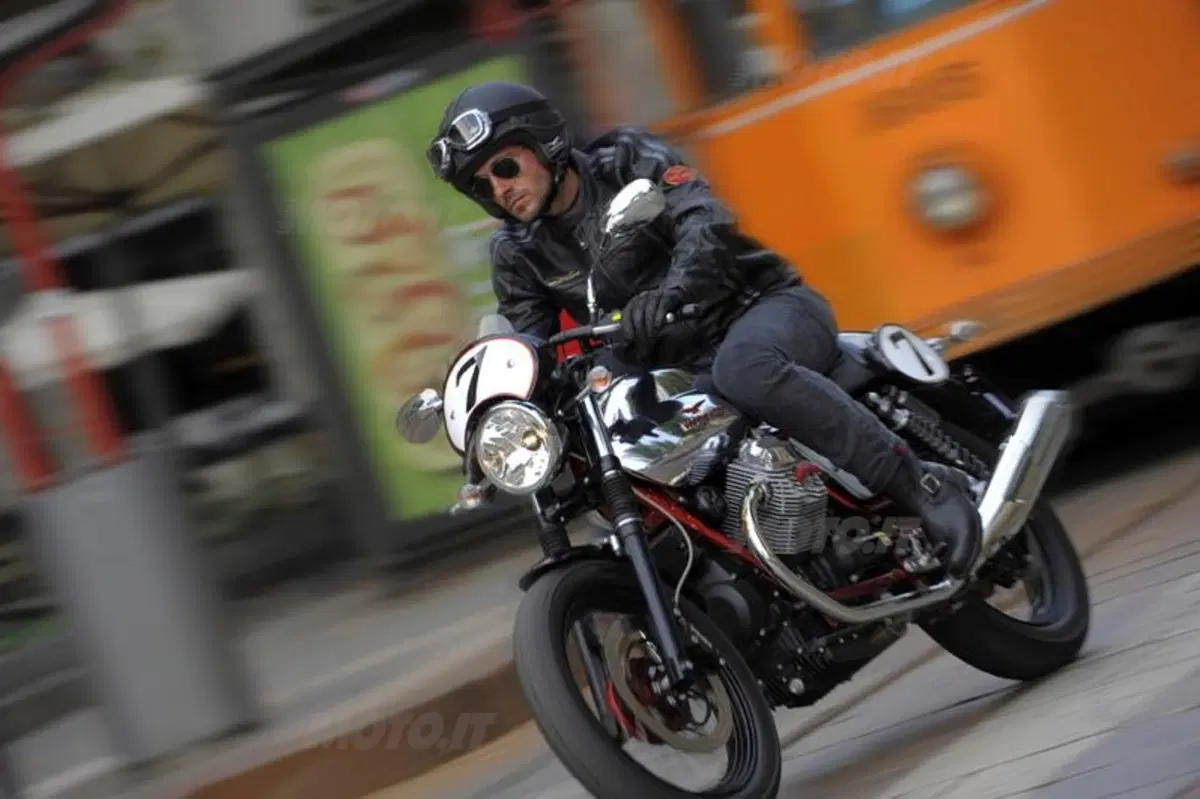 Aprilia Dorsoduro 1200 e Moto Guzzi V7 Racer. I video (13)