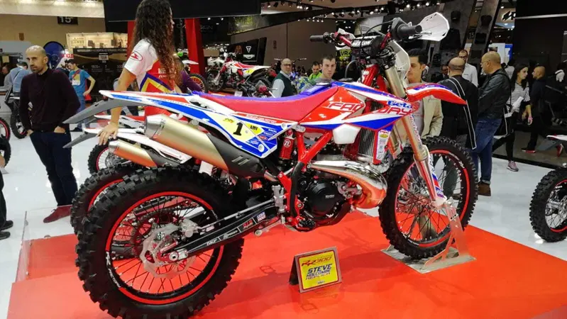 EICMA 2018: Beta 300 Replica Holcombe e 125, video