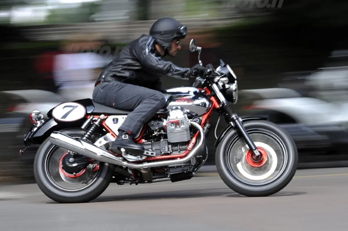 Aprilia Dorsoduro 1200 e Moto Guzzi V7 Racer. I video (14)