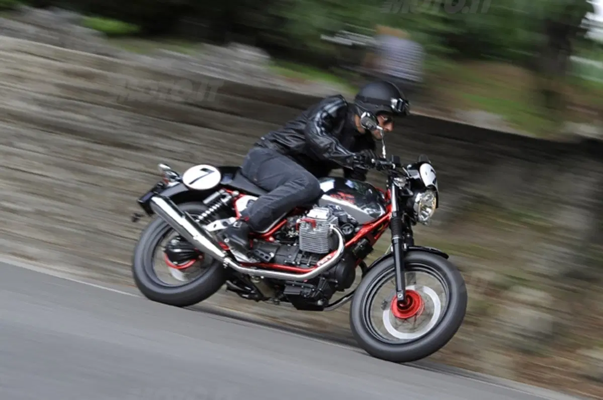 Aprilia Dorsoduro 1200 e Moto Guzzi V7 Racer. I video (15)
