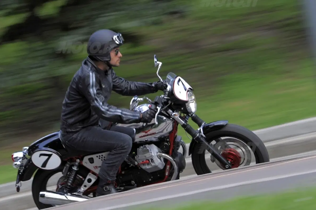 Aprilia Dorsoduro 1200 e Moto Guzzi V7 Racer. I video (16)
