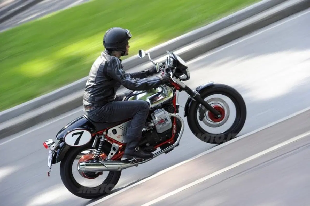 Aprilia Dorsoduro 1200 e Moto Guzzi V7 Racer. I video (17)