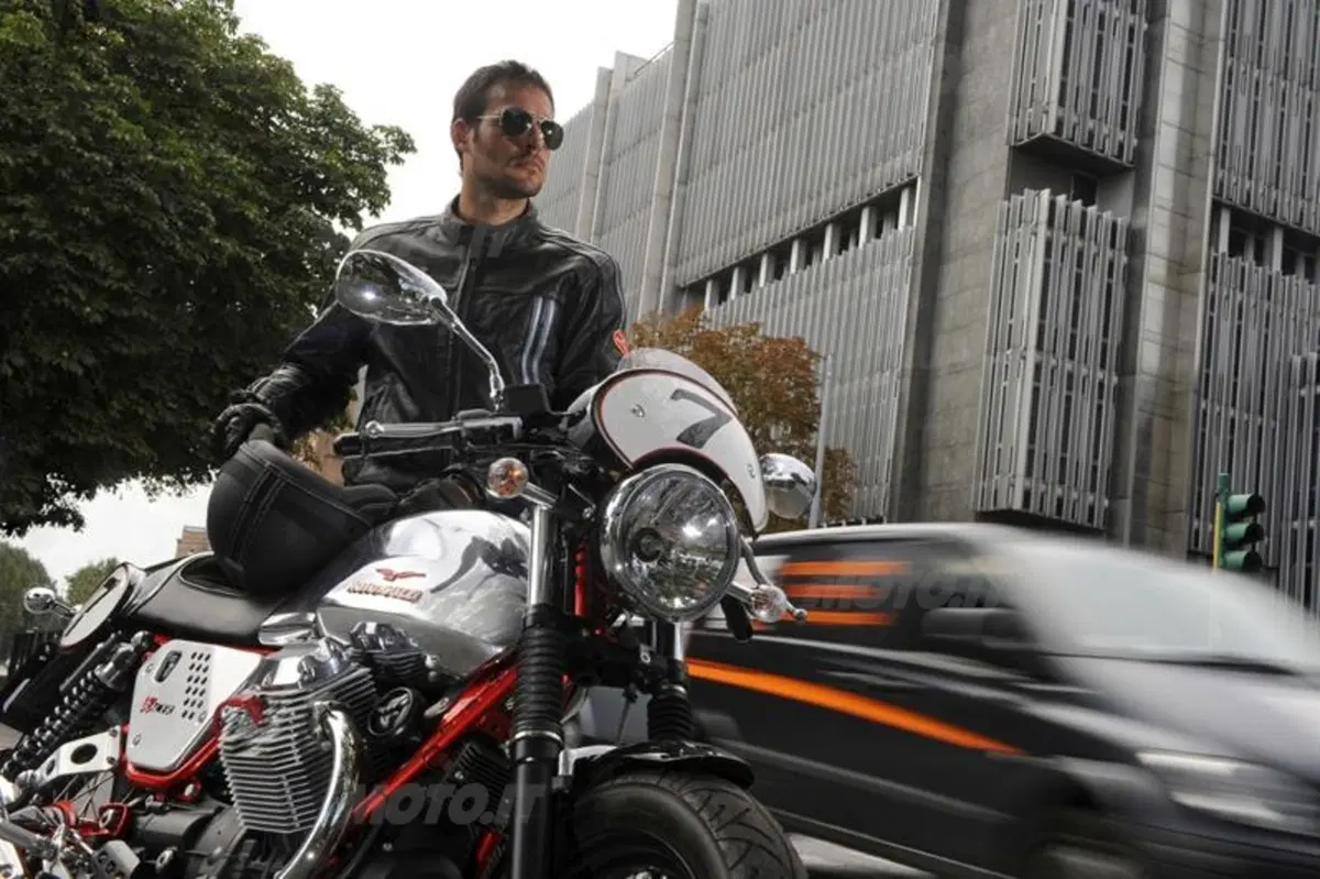 Aprilia Dorsoduro 1200 e Moto Guzzi V7 Racer. I video (18)