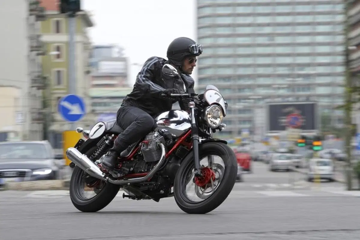 Aprilia Dorsoduro 1200 e Moto Guzzi V7 Racer. I video (19)