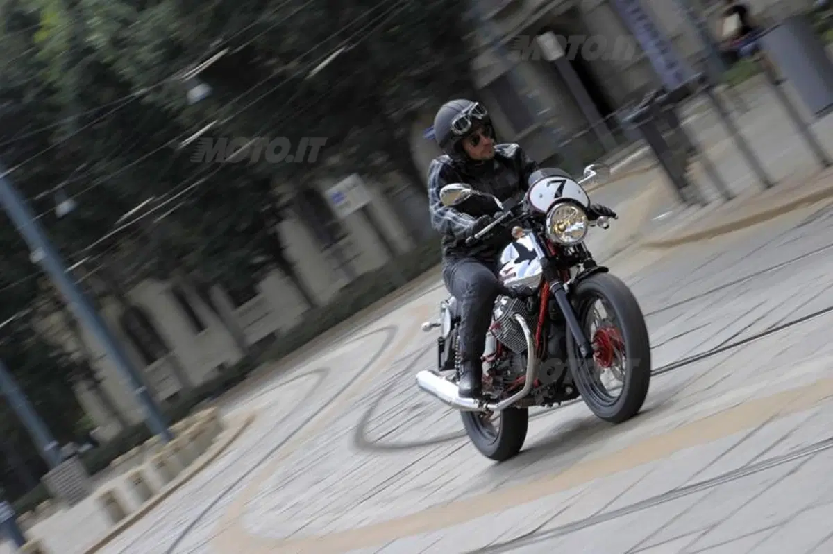 Aprilia Dorsoduro 1200 e Moto Guzzi V7 Racer. I video (20)