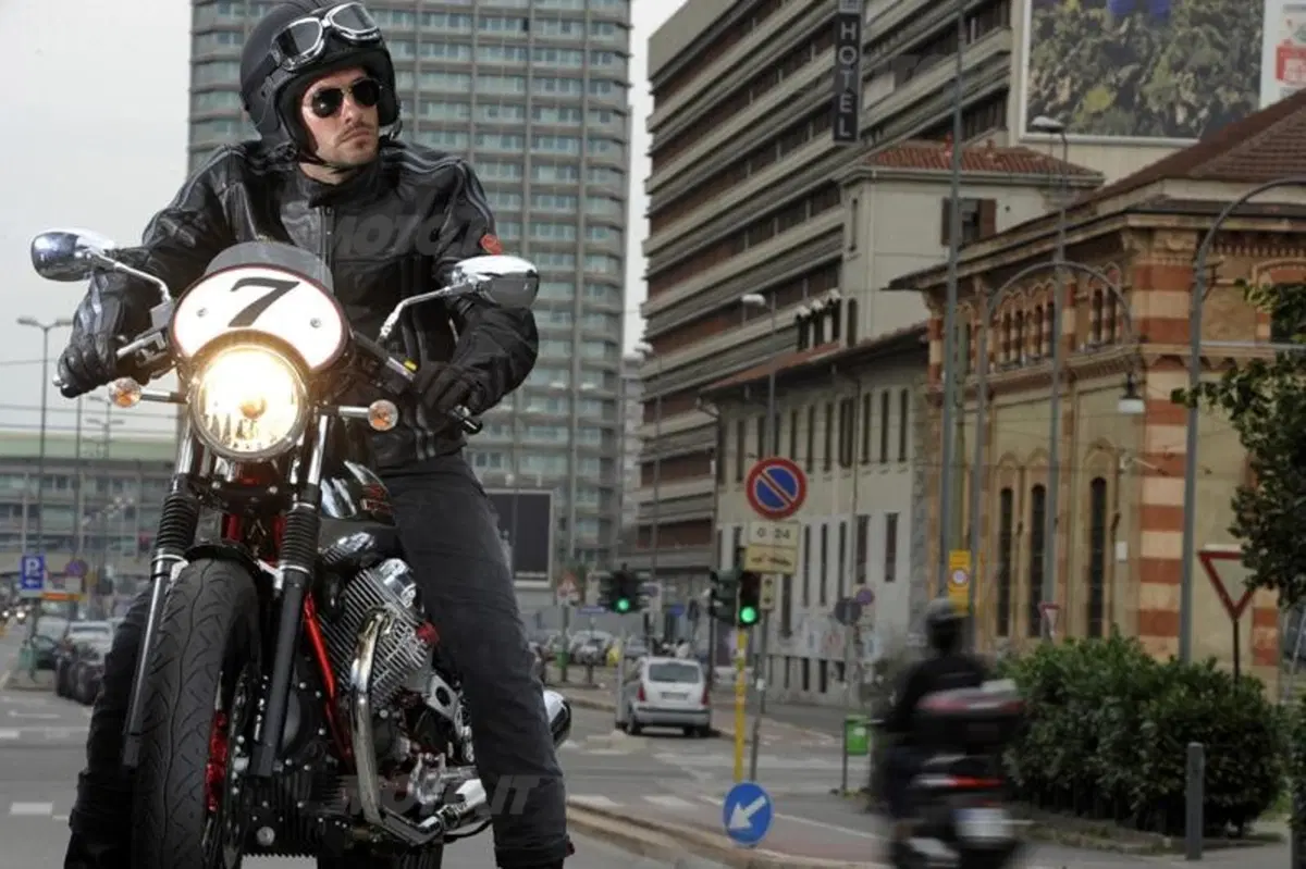 Aprilia Dorsoduro 1200 e Moto Guzzi V7 Racer. I video (21)