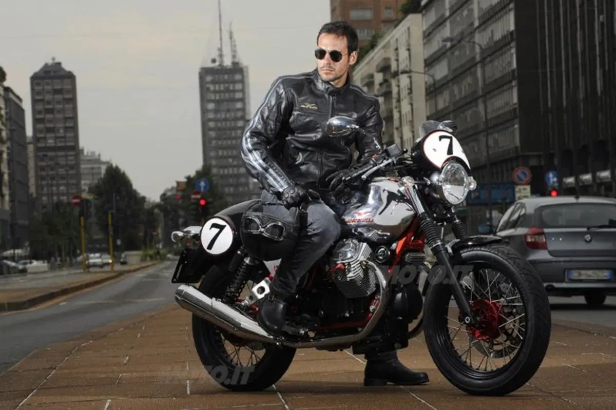 Aprilia Dorsoduro 1200 e Moto Guzzi V7 Racer. I video (22)