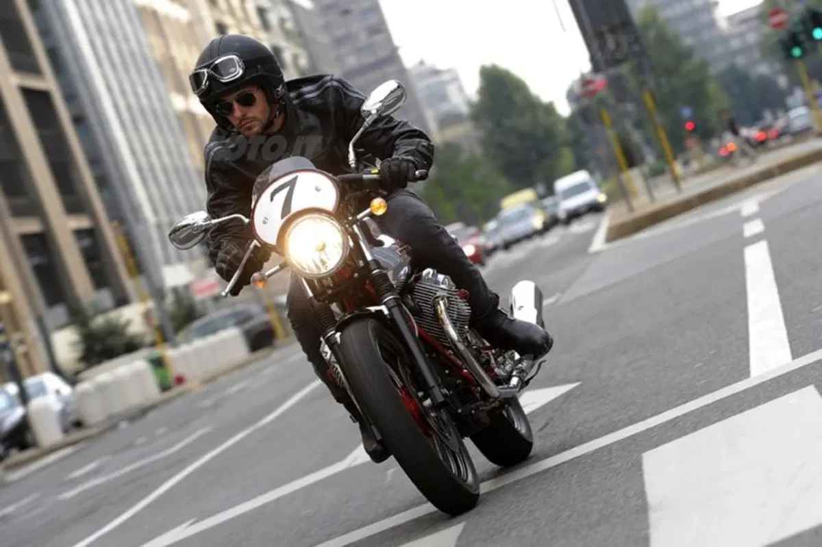 Aprilia Dorsoduro 1200 e Moto Guzzi V7 Racer. I video (23)
