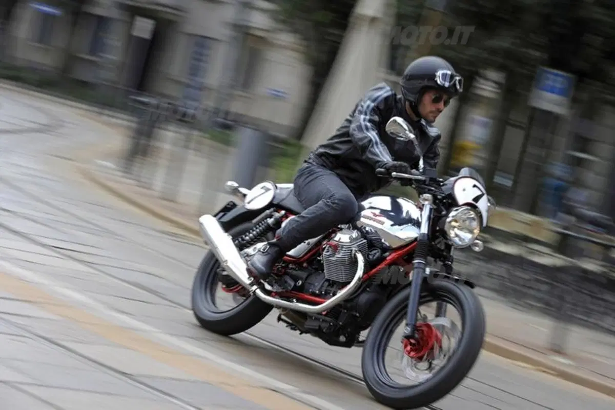 Aprilia Dorsoduro 1200 e Moto Guzzi V7 Racer. I video (24)