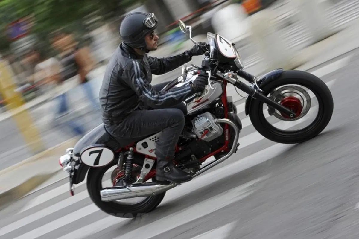 Aprilia Dorsoduro 1200 e Moto Guzzi V7 Racer. I video (25)