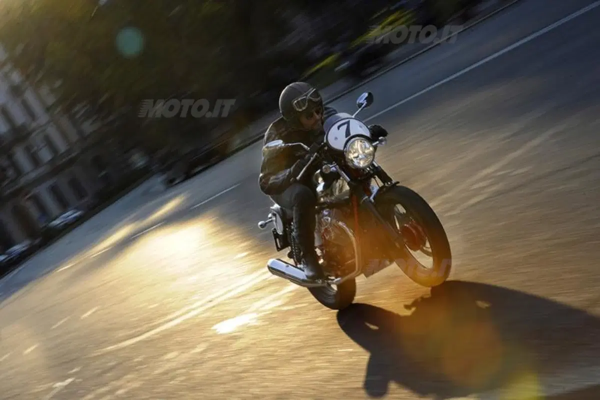 Aprilia Dorsoduro 1200 e Moto Guzzi V7 Racer. I video (26)