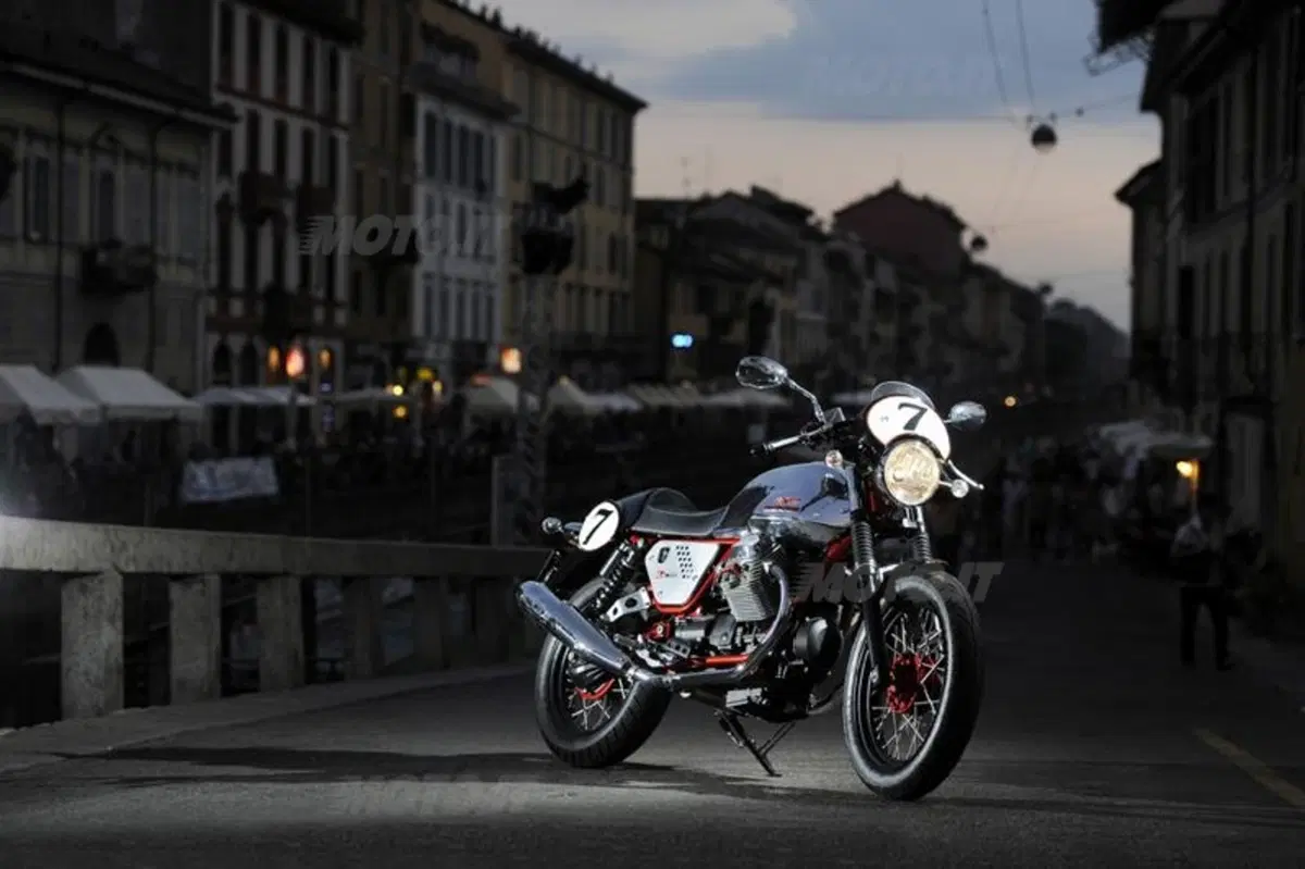 Aprilia Dorsoduro 1200 e Moto Guzzi V7 Racer. I video (27)