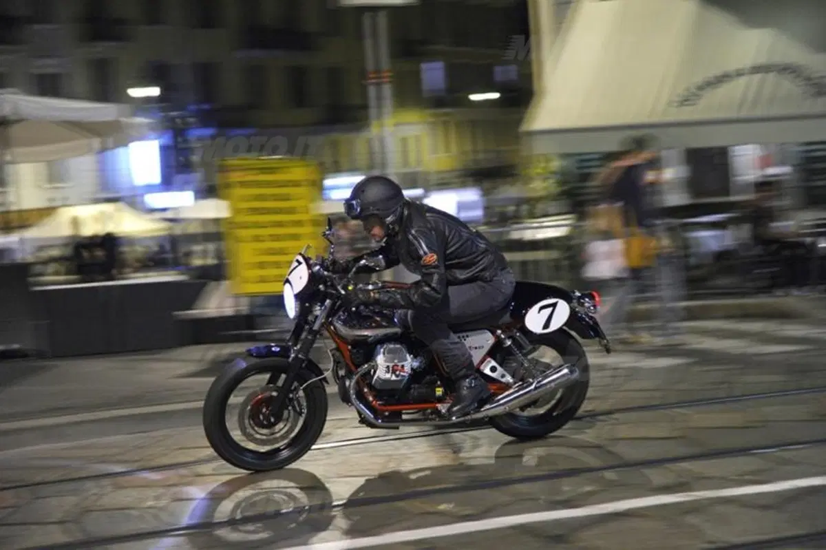 Aprilia Dorsoduro 1200 e Moto Guzzi V7 Racer. I video (28)