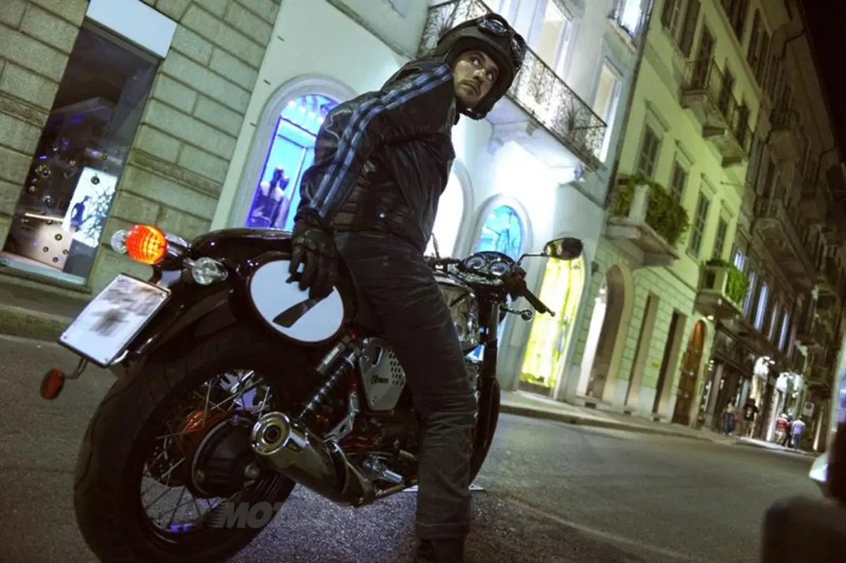 Aprilia Dorsoduro 1200 e Moto Guzzi V7 Racer. I video (29)