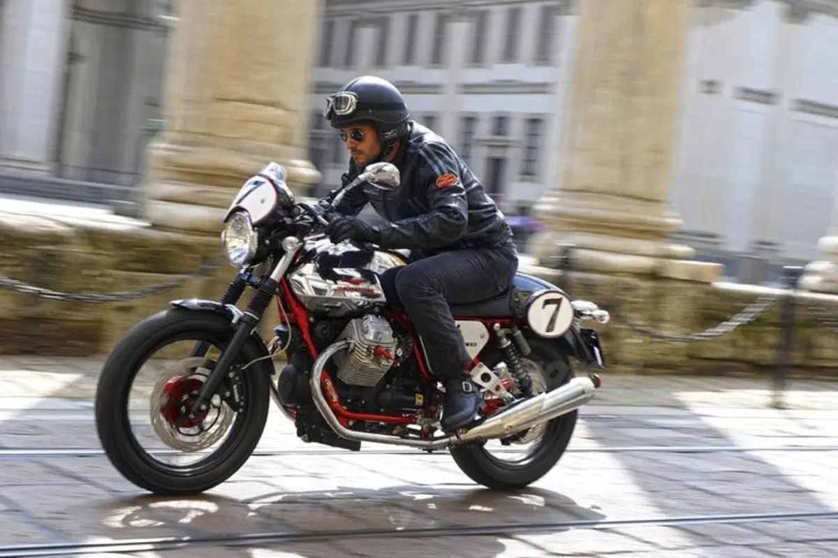 Aprilia Dorsoduro 1200 e Moto Guzzi V7 Racer. I video (30)