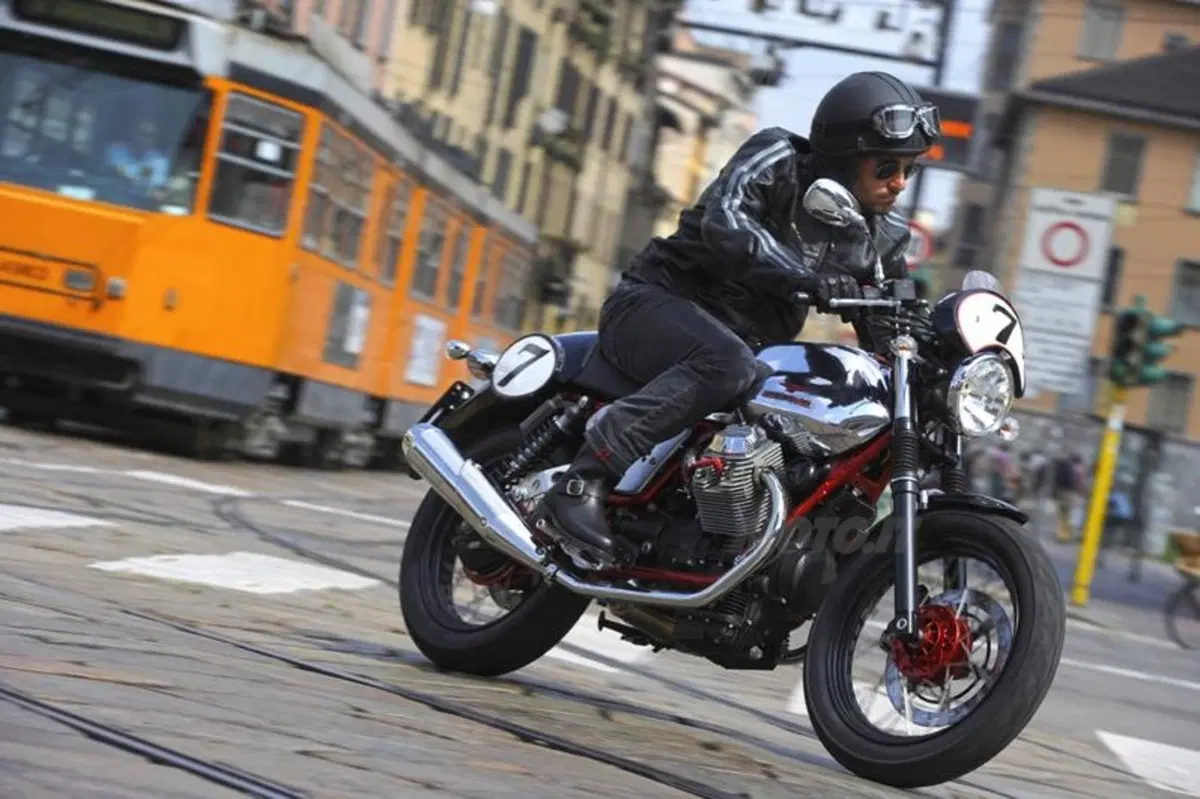 Aprilia Dorsoduro 1200 e Moto Guzzi V7 Racer. I video (31)