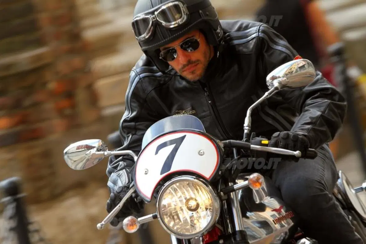 Aprilia Dorsoduro 1200 e Moto Guzzi V7 Racer. I video (33)