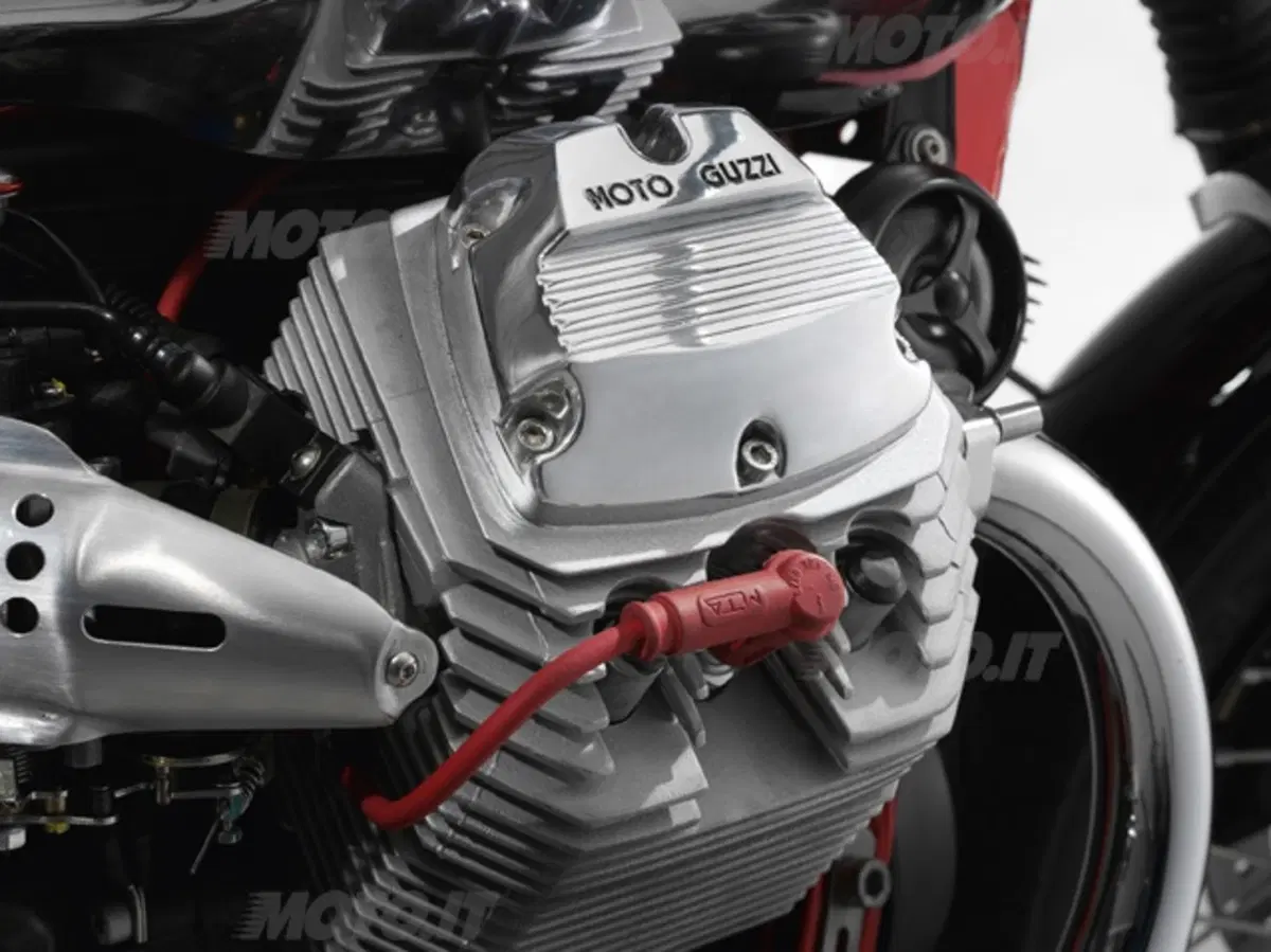 Aprilia Dorsoduro 1200 e Moto Guzzi V7 Racer. I video (35)