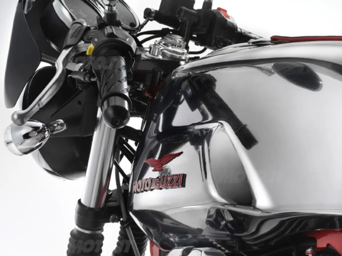 Aprilia Dorsoduro 1200 e Moto Guzzi V7 Racer. I video (36)