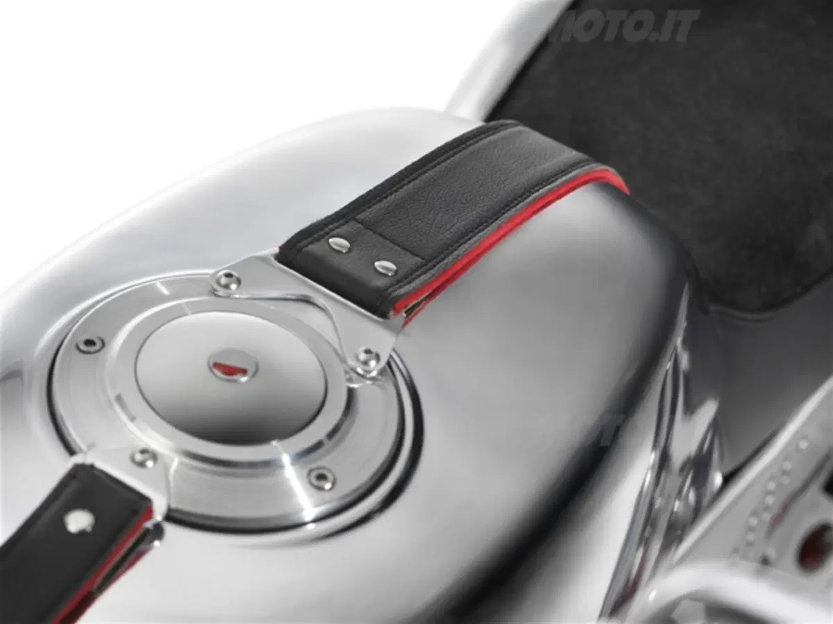 Aprilia Dorsoduro 1200 e Moto Guzzi V7 Racer. I video (42)