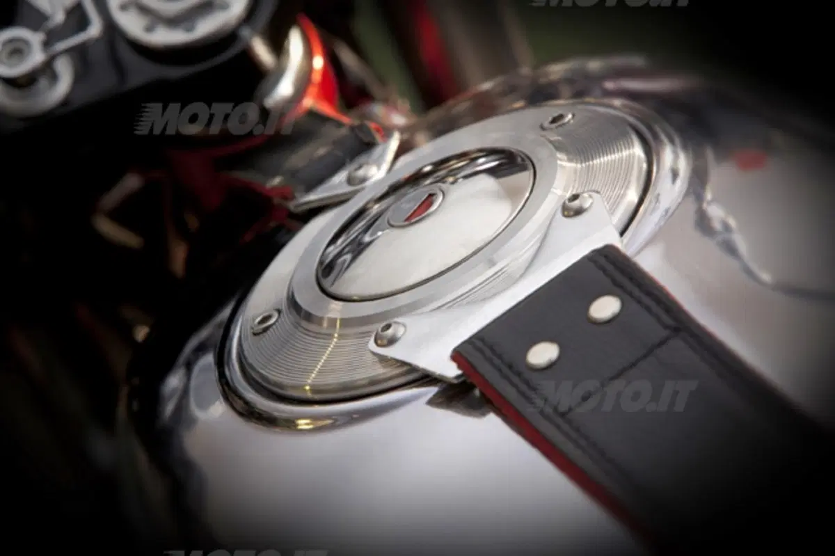 Aprilia Dorsoduro 1200 e Moto Guzzi V7 Racer. I video (44)