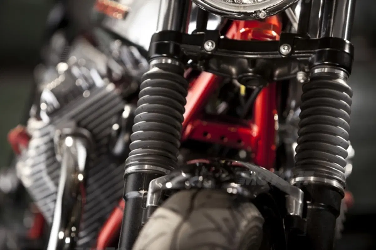 Aprilia Dorsoduro 1200 e Moto Guzzi V7 Racer. I video (45)
