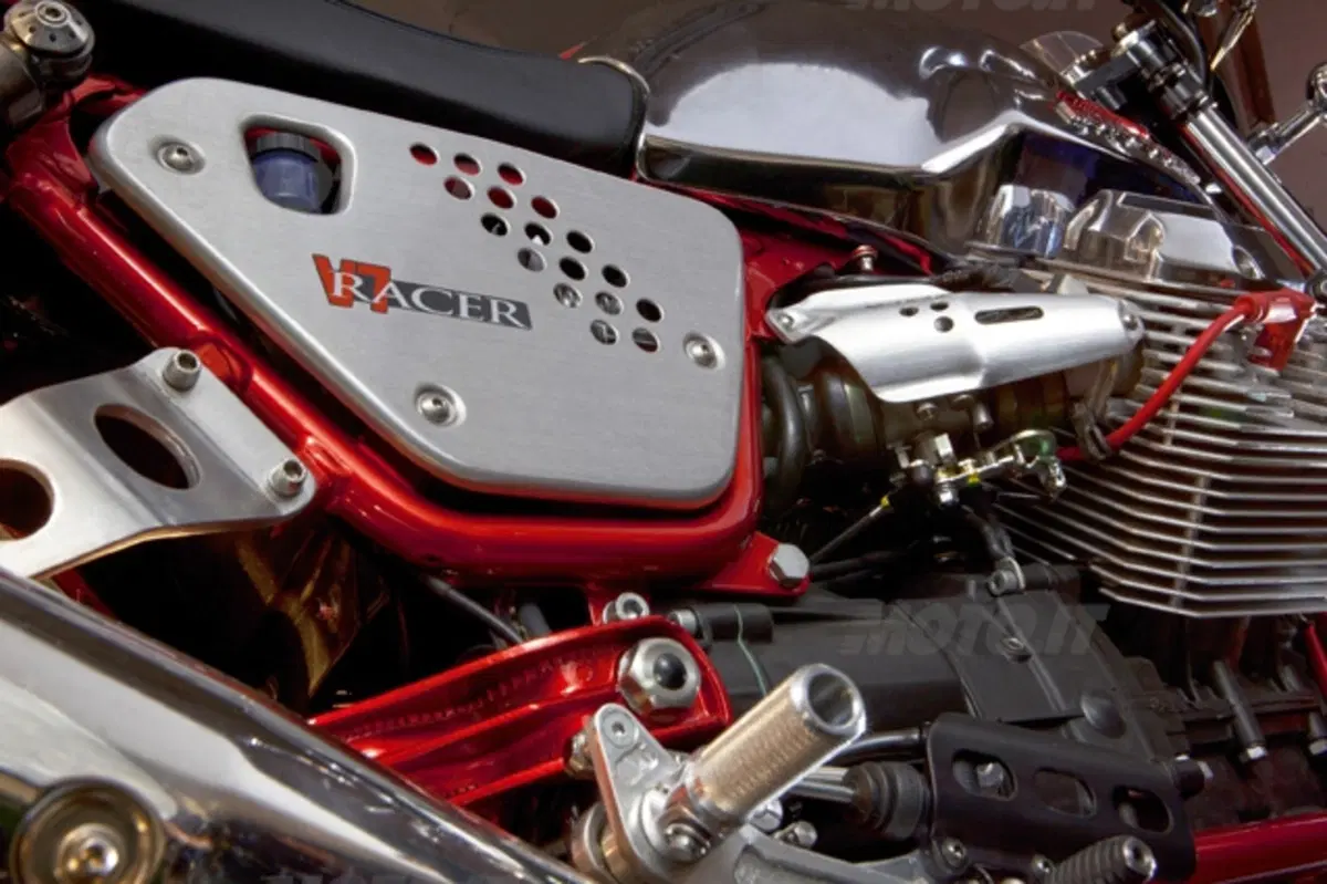 Aprilia Dorsoduro 1200 e Moto Guzzi V7 Racer. I video (46)
