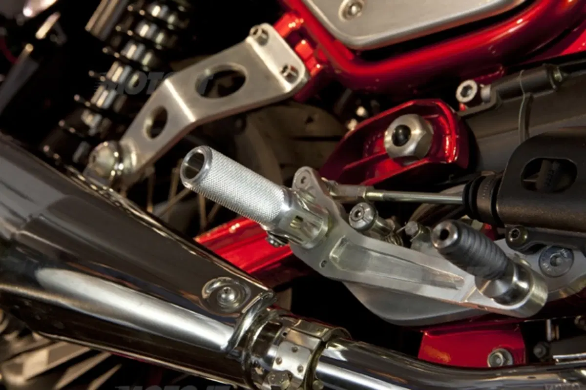 Aprilia Dorsoduro 1200 e Moto Guzzi V7 Racer. I video (47)