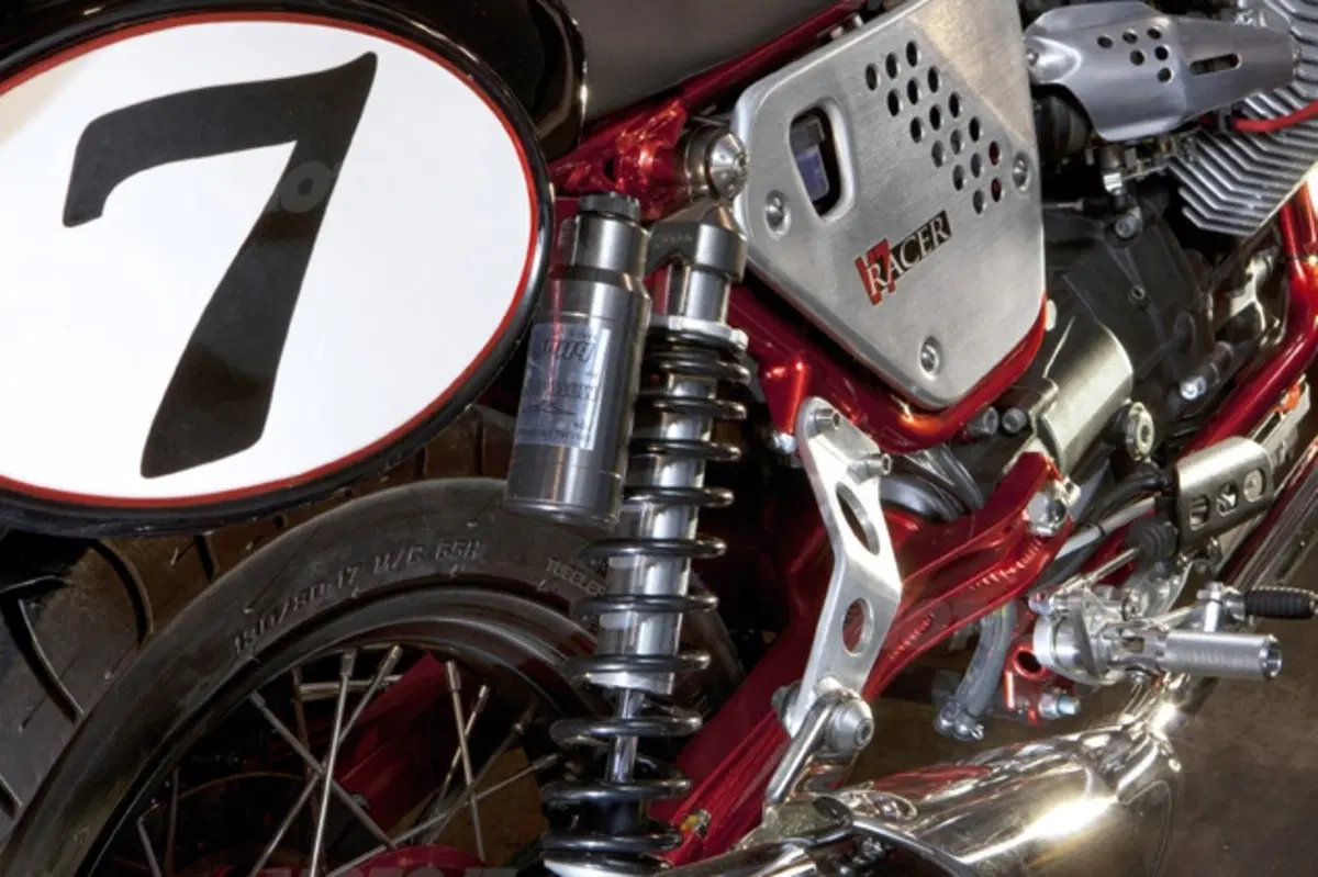 Aprilia Dorsoduro 1200 e Moto Guzzi V7 Racer. I video (48)