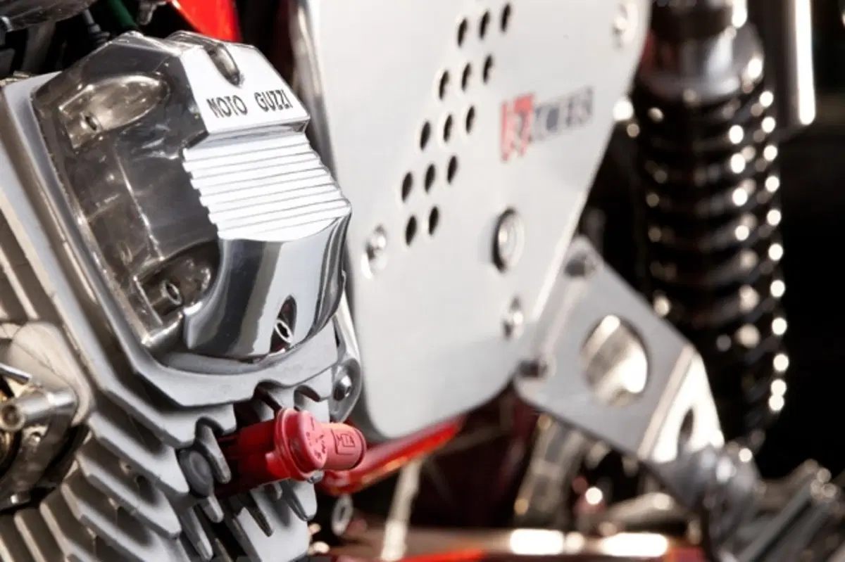 Aprilia Dorsoduro 1200 e Moto Guzzi V7 Racer. I video (49)