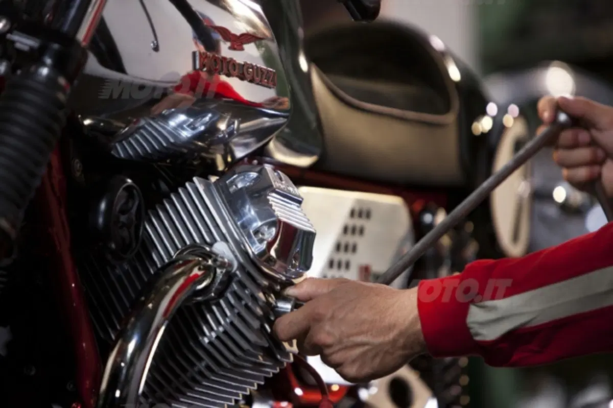 Aprilia Dorsoduro 1200 e Moto Guzzi V7 Racer. I video (50)