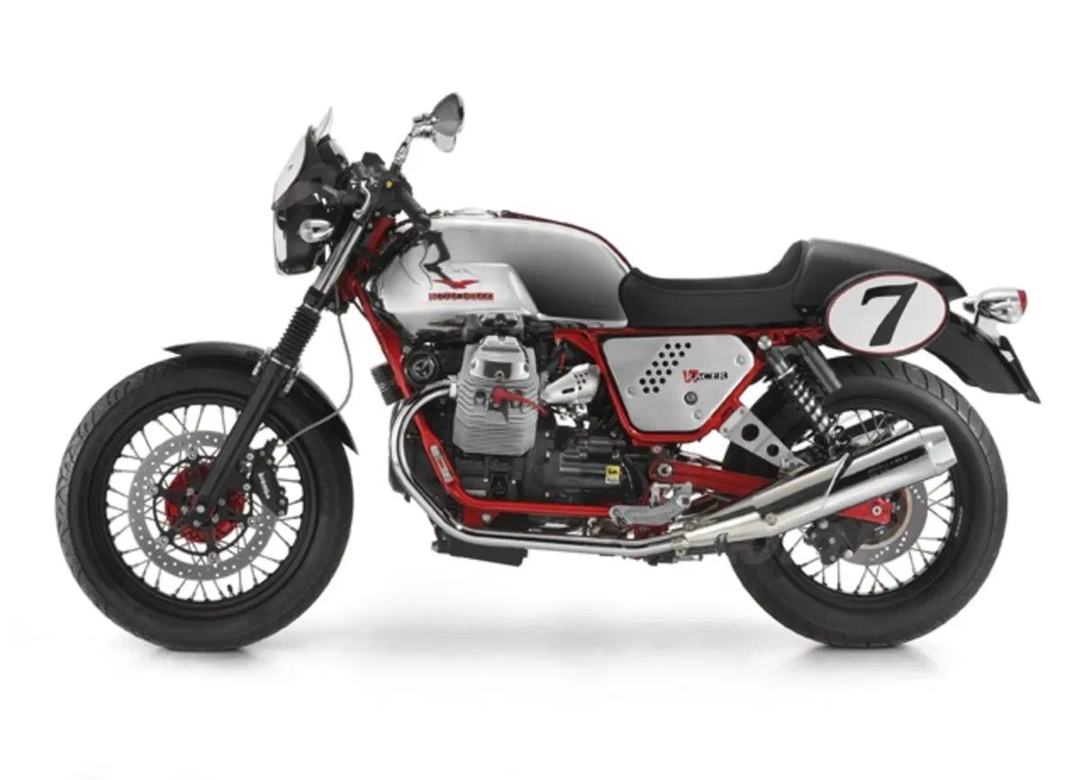 Aprilia Dorsoduro 1200 e Moto Guzzi V7 Racer. I video (57)