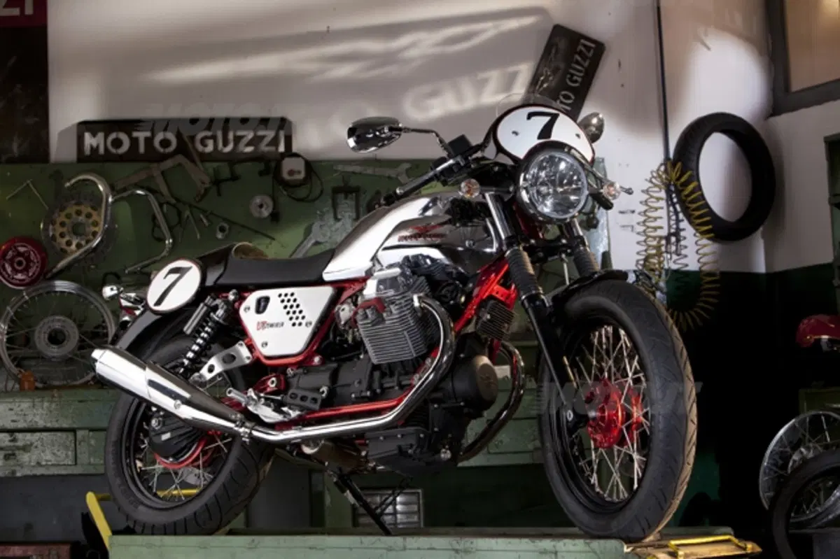 Aprilia Dorsoduro 1200 e Moto Guzzi V7 Racer. I video (60)