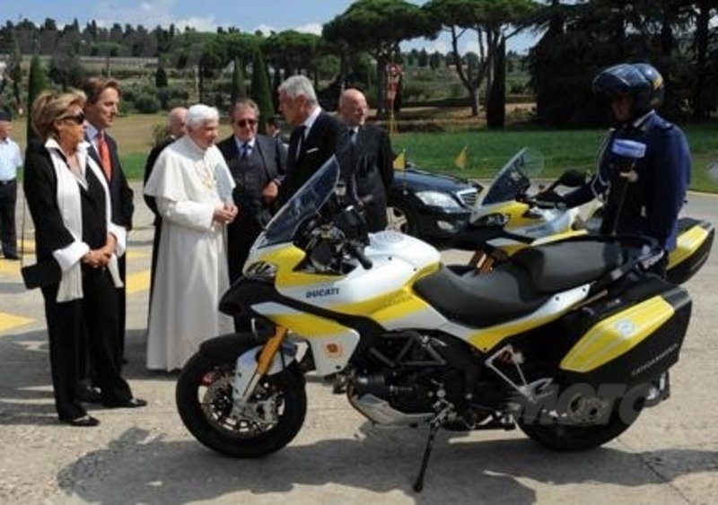 Due Ducati Multistrada consegnate alla scorta del Papa 