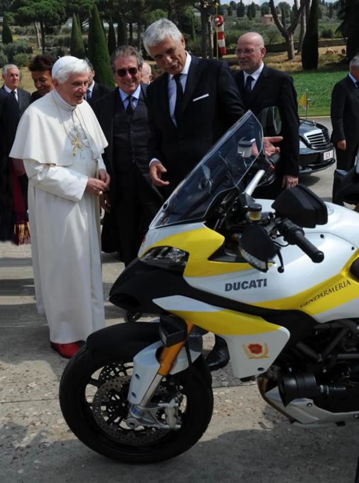 Due Ducati Multistrada consegnate alla scorta del Papa 