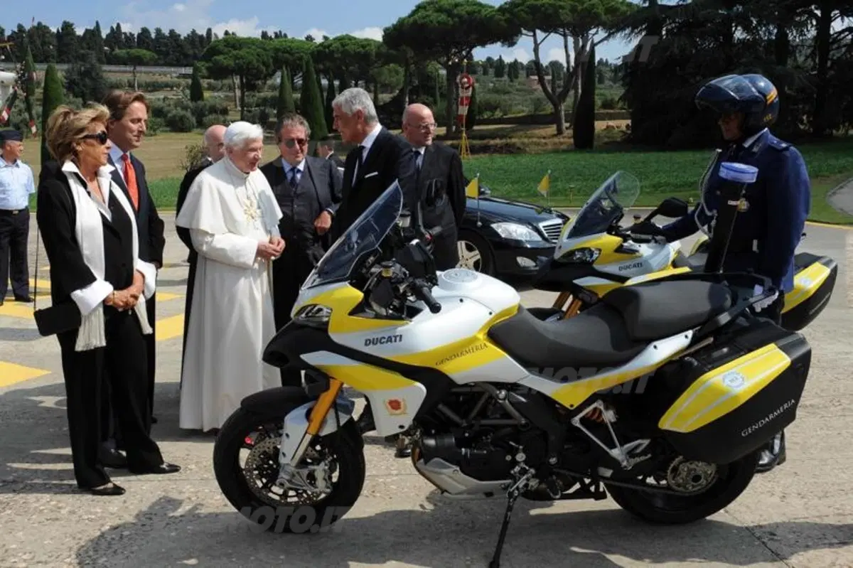 Due Ducati Multistrada consegnate alla scorta del Papa  (2)