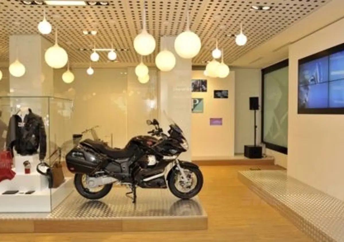 Moto Guzzi presenta la Norge GT 8V