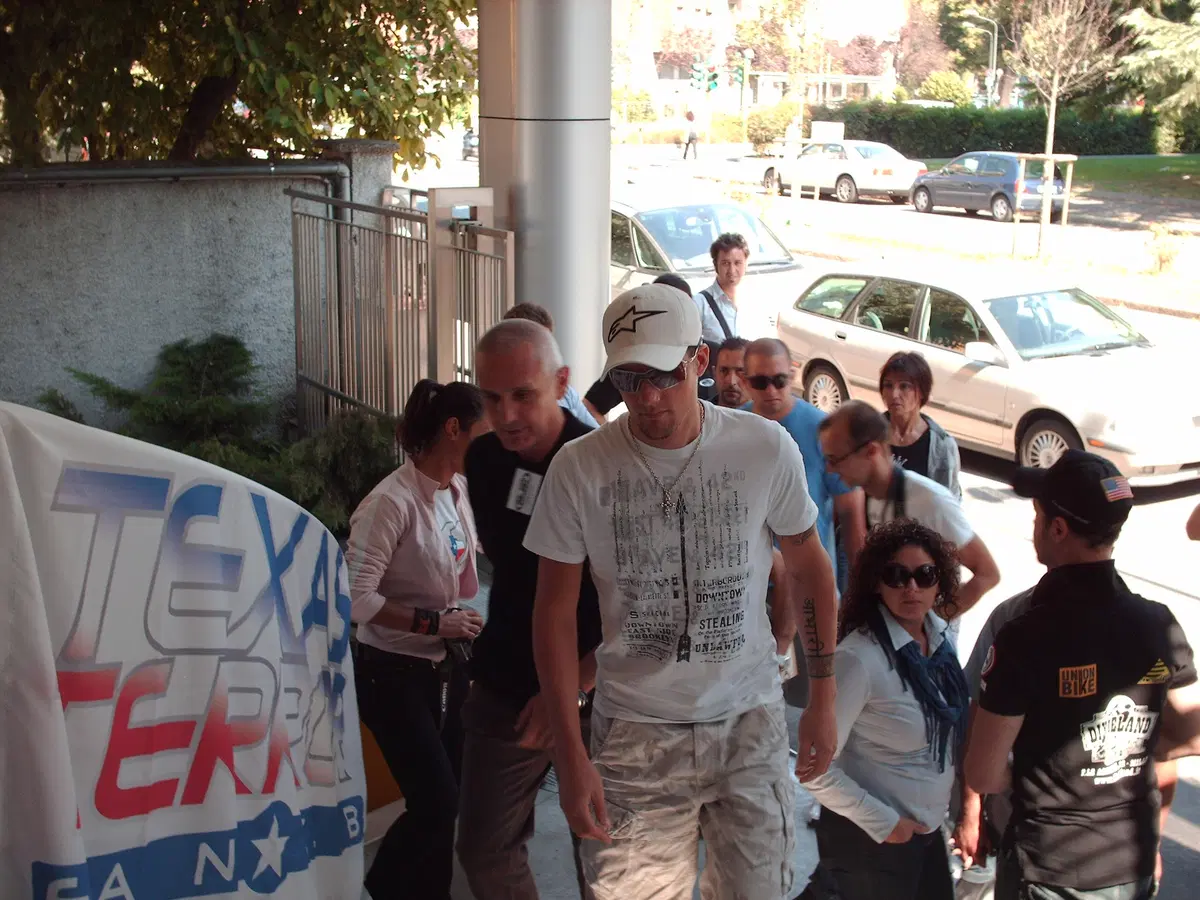 Folla per Ben Spies a Milano (2)