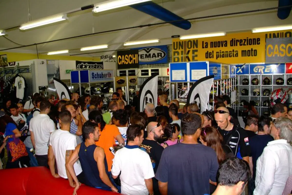 Folla per Ben Spies a Milano (5)