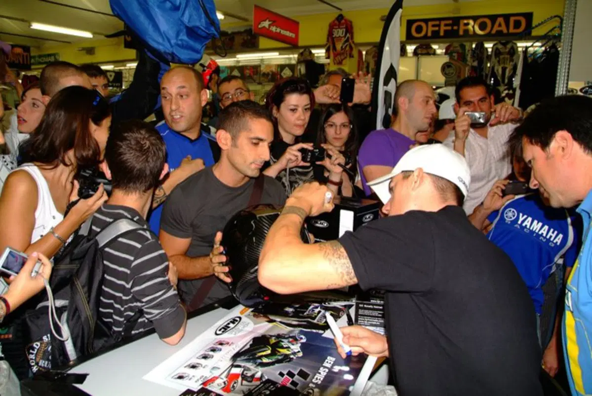 Folla per Ben Spies a Milano (7)