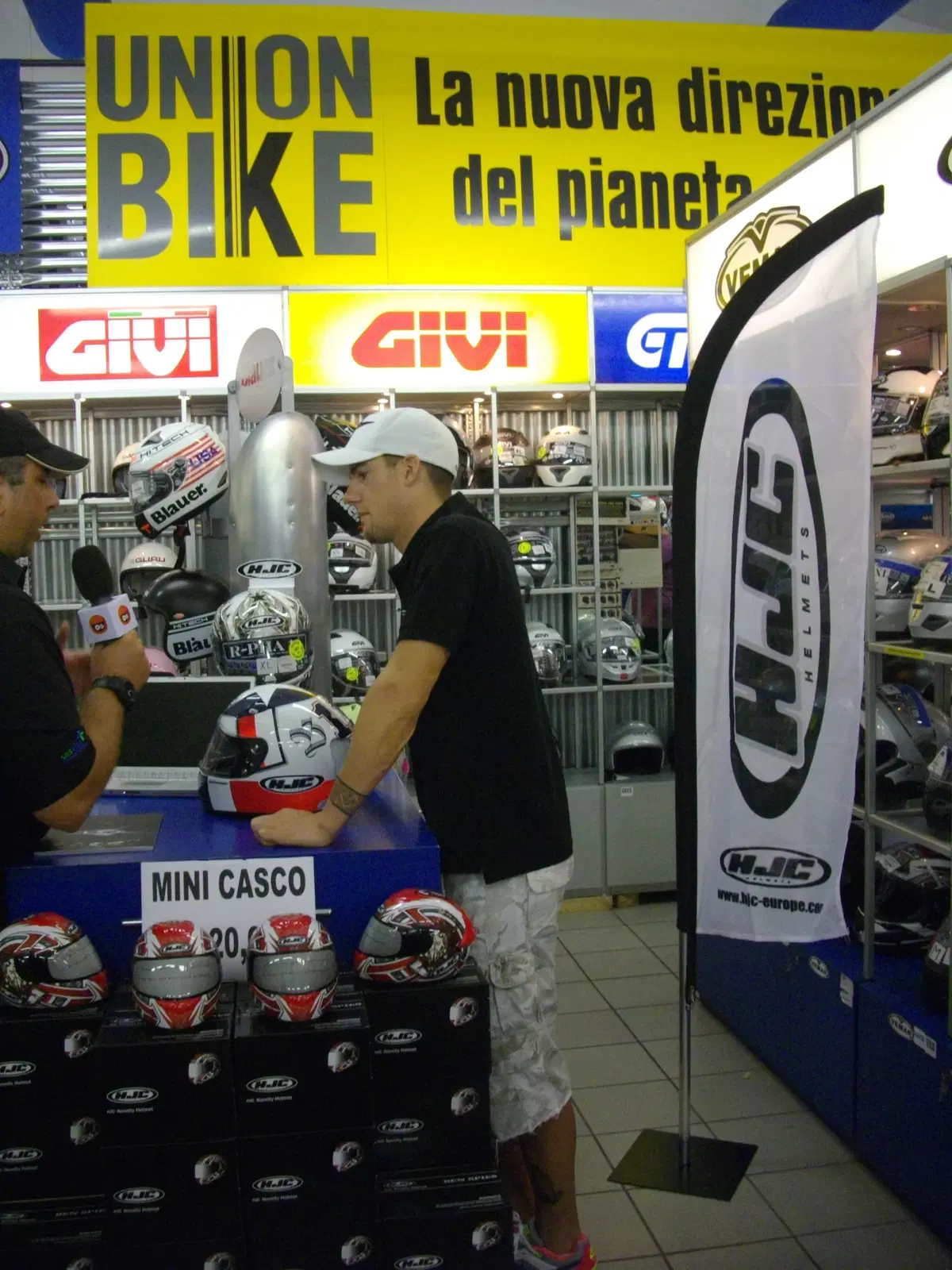 Folla per Ben Spies a Milano (10)