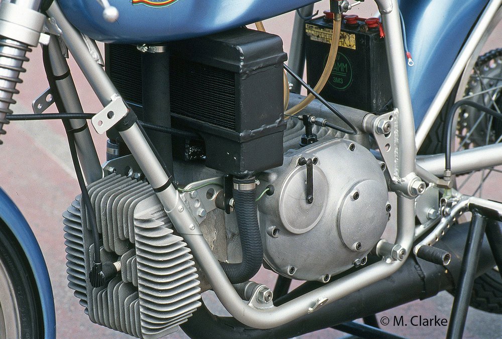 Nel motore a due tempi della Mondial 125 da GP degli anni Sessanta il raffreddamento era ad aria per la testa e ad acqua, con circolazione a termosifone, per il cilindro
