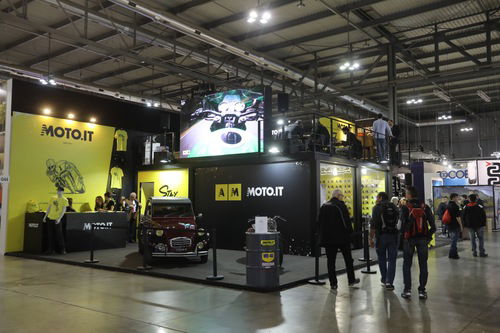 Lo stand di Moto.it a Eicma 2018: due piani, spazio dedicato alla Special South Garage Charleston, alle interviste in diretta (piano terra), e all’area Lounge (piano superiore) dove Trattoria Bertamè e San Miguel hanno fornito il catering con assaggi di qualità e birra analcolica