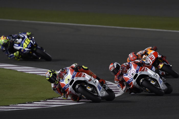 I due Andrea della Ducati impegnati nel duello con Marquez a Losail