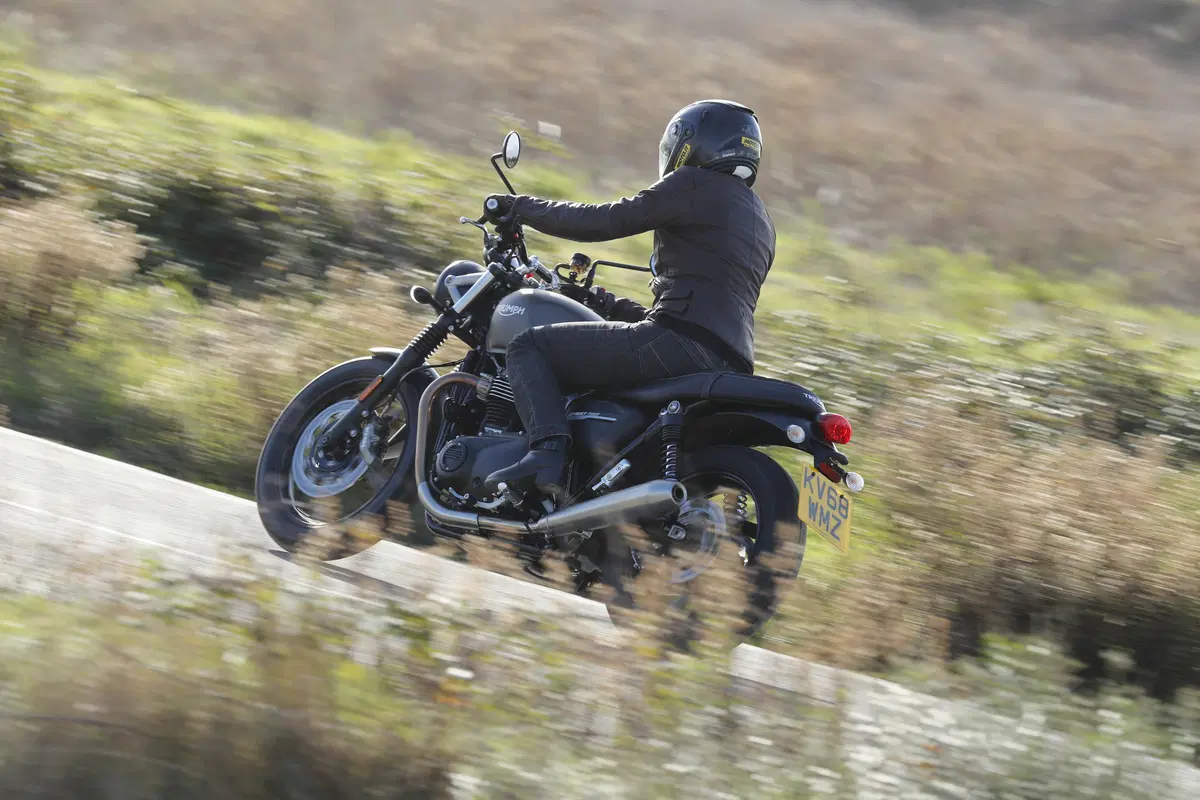 Triumph Street Twin 900 2019 (4)