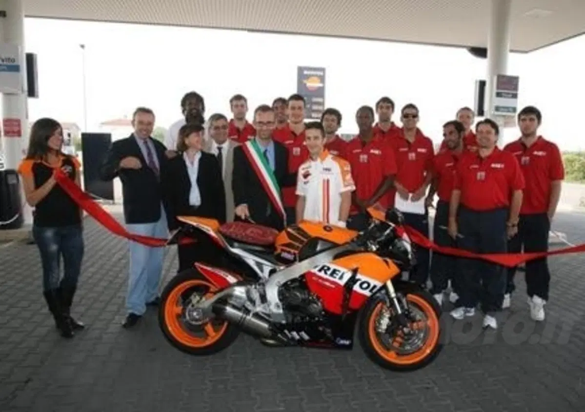Andrea Dovizioso "benzinaio" Repsol per un giorno