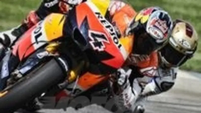 Andrea Dovizioso "benzinaio" Repsol per un giorno