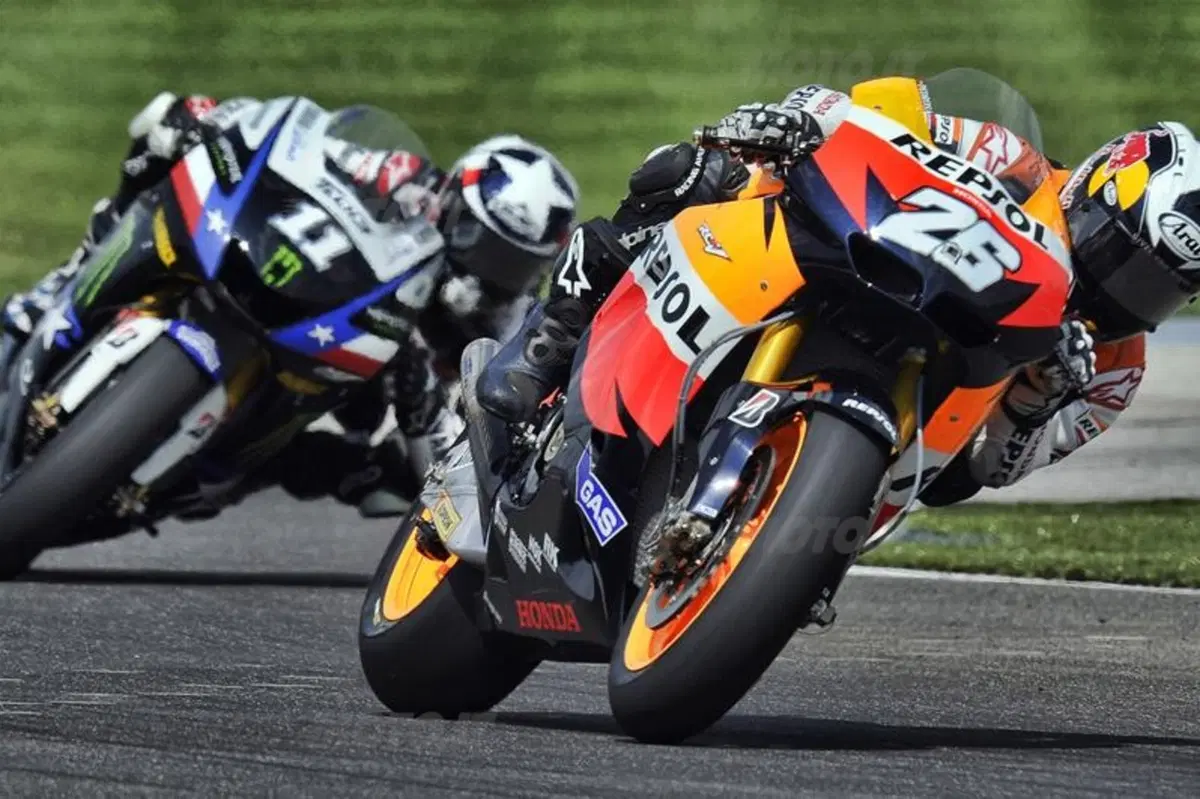 Andrea Dovizioso "benzinaio" Repsol per un giorno
