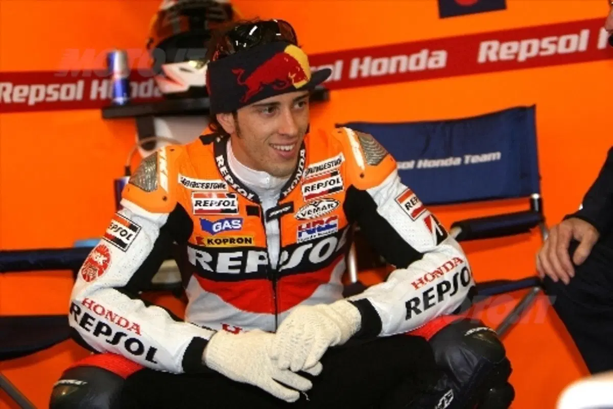 Andrea Dovizioso "benzinaio" Repsol per un giorno (2)